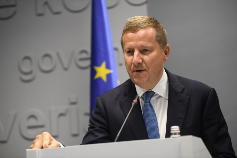 Ambasadori i BE-së: Praktika e mbajtjes së zgjedhjeve të Serbisë në Kosovë duhet vazhduar