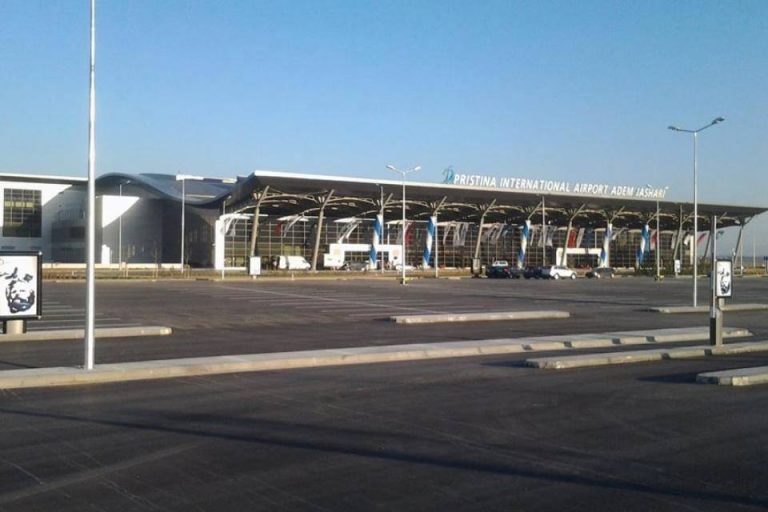 Pista e aeroportit “Adem Jashari” do të zgjerohet, priten ulje çmimesh
