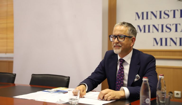 Kërkohet dorëheqja e ministrit Vitia, si rrjedhojë e dështimit me menaxhimin e pandemisë