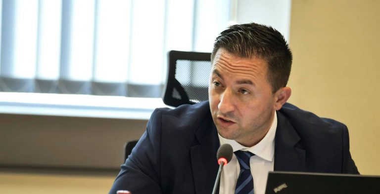 Mehaj sqaron pasurinë: Kam një shtëpi, më mbet vetëm paga e ministrit