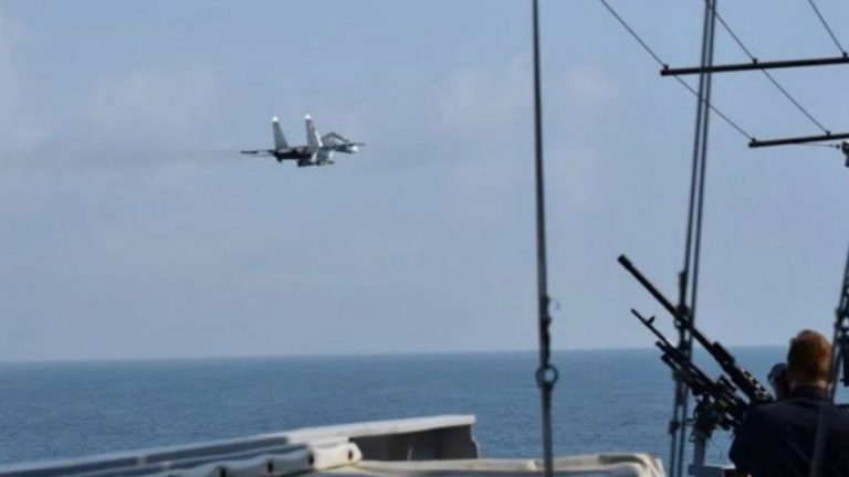 Avionët luftarakë rusë ngacmojnë fregatën holandeze në Detin e Zi