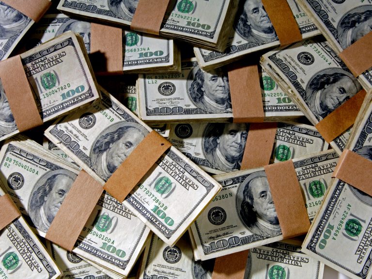 Tre të arrestuar për falsifikim të parave, konfiskohen 40 mijë dollarë