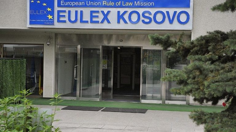 EULEX-i mohon pretendimet e Simmonsit për bashkëpunim me Serbinë