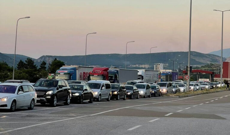 Kosovarët vërshojnë drejt Shqipërisë, kolona të gjata në kufi