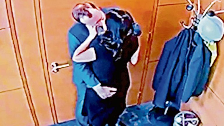 Jep dorëheqje ministri britanik i Shëndetësisë pasi u kap duke u puthur me sekretaren e tij