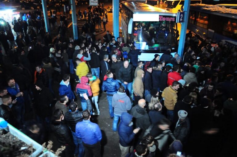 Hulumtimi: Më shumë se gjysma e të anketuarve do të largoheshin nga Kosova, po të kishin mundësi