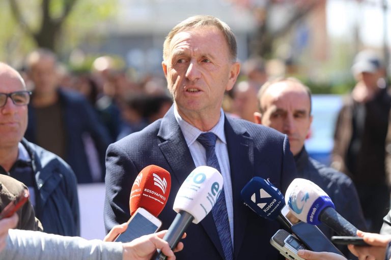 Mbi 60 për qind e punëtorëve të sektorit privat janë pa kontrata pune, Azemi kërkon rritje të pagës minimale