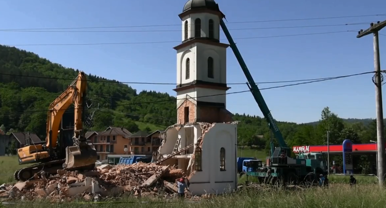 Boshnjakja fiton betejën ligjore 20 vjeçare, heq kishën serbe nga oborri