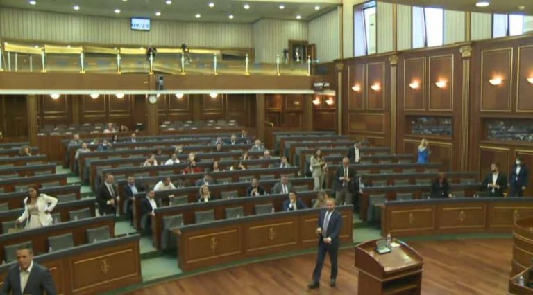 Opozita lëshon sallën