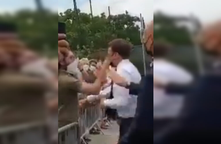 Presidenti francez Macron qëllohet me shuplakë në fytyrë (VIDEO)