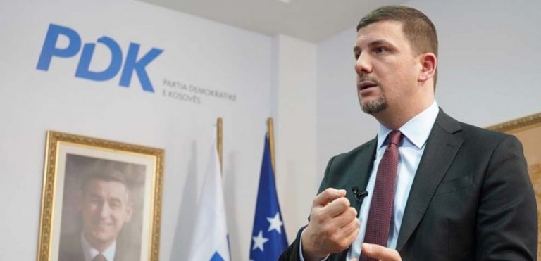 Memli Krasniqi zyrtarizon kandidaturën për kryetar të PDK-së