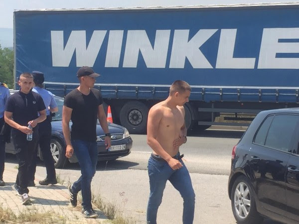 Policia e Kosovës konfiskon bluzat provokuese të rinjëve serb në Gazimestan