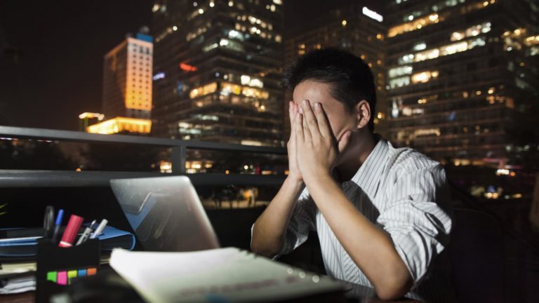 Orët e gjata të punës vrasin mijëra njerëz në vit