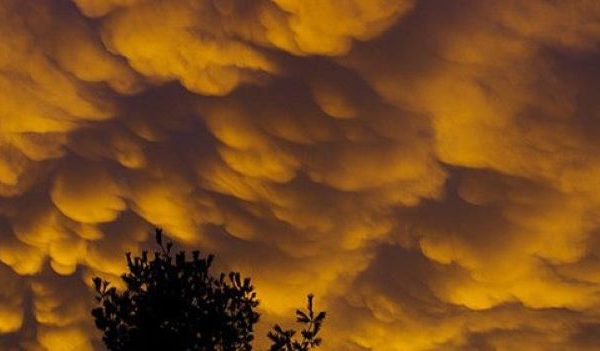 Greqi: Retë marrin formë të çuditshme (Video)