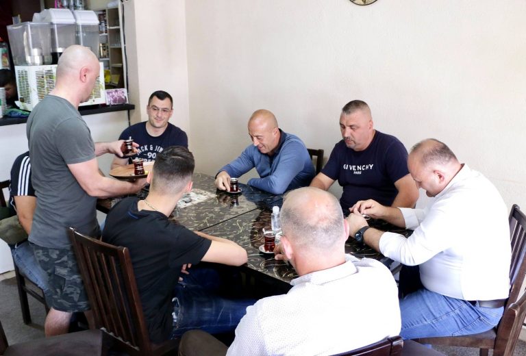 Haradinaj pin çaj dhe bashkëbisedon me qytetarë të Prizrenit pasditen e sotme