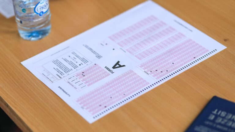 Mbahet pjesa e dytë e Testit të Arritshmërisë, MAShTI: Edhe këtë herë u larguan disa nxënës pasi përdoren telefona