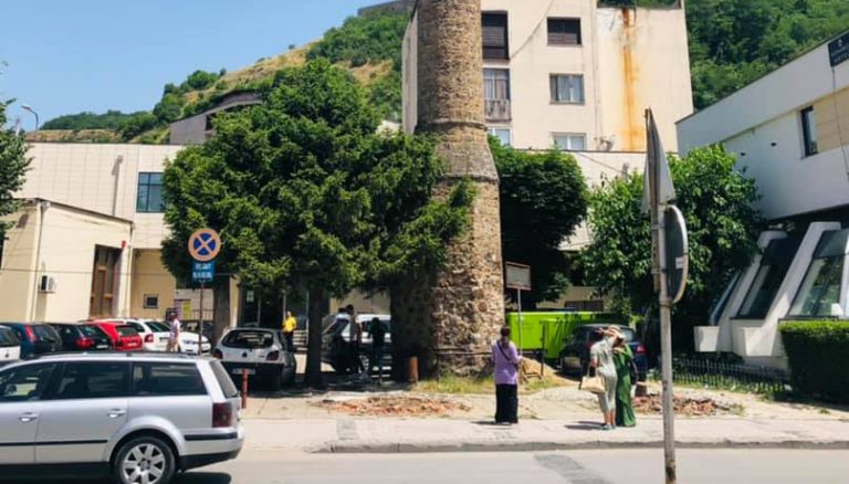 Largohen dy kioska në qendër të Prizrenit, pranë minares së Arastës