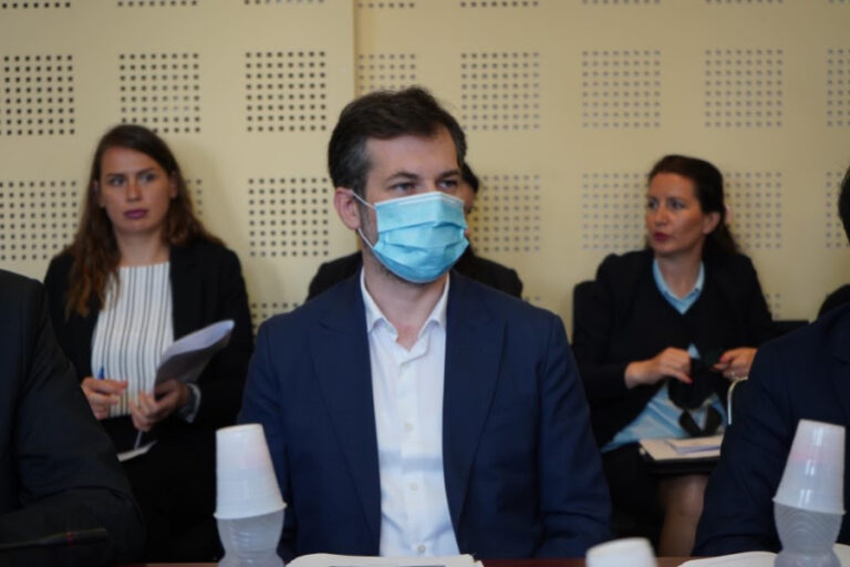 Ministri Çeku i çon në Prokurori disa kontrata të dyshimta