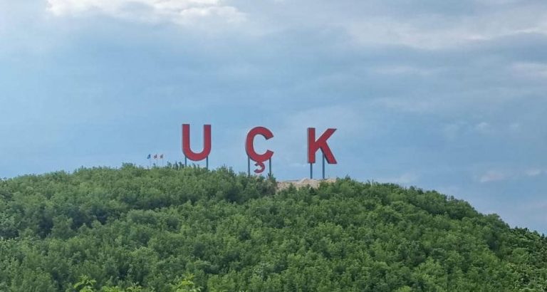 Shkronjat e UÇK-së vendosen në kodrën e fshatit Ngucat të Malishevës