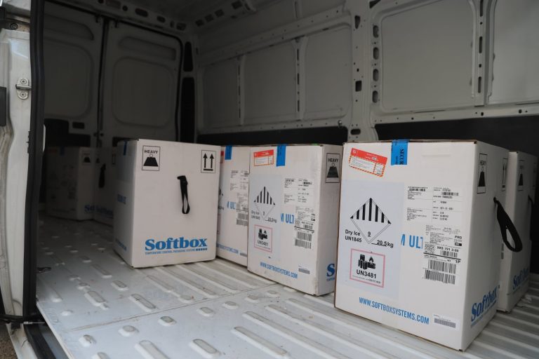 Mbërrijnë dozat e para të vaksinës Pfizer të blera nga Qeveria