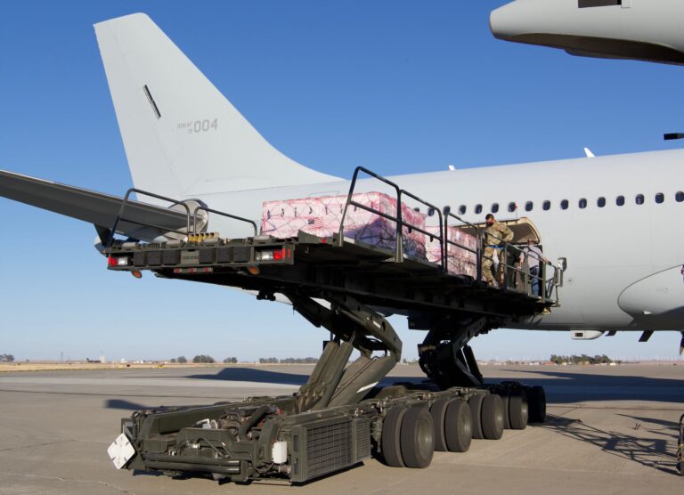 Një ditë pas vendimit, Amerika fillon shpërndarjen e vaksinave nëpër botë, përfituese edhe Kosova