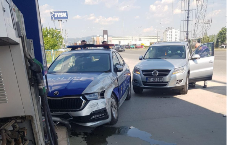 Vetura e policisë godet pompën e derivateve në Fushë Kosovë