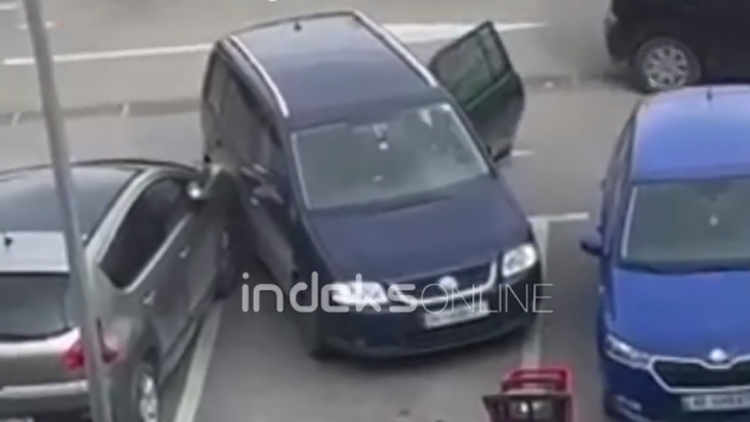 Prizren: Shoferi godet veturën në parking dhe ikë