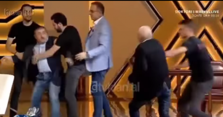 Shqipëri: Vëllezërit ‘rrihen’ me rripa të pantallonave në emision