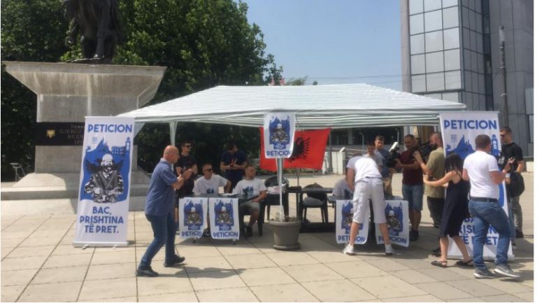 Nis peticioni për vendosjen e shtatores së Adem Jasharit në Prishtinë