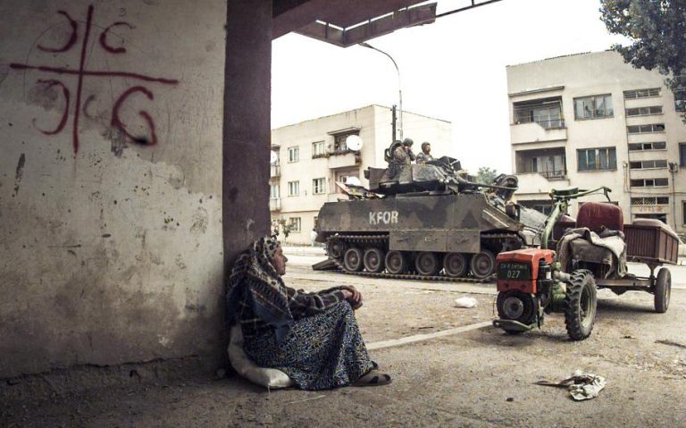 Gazeta amerikane publikon si foto të ditës një moment të rrallë gjatë 1999-ës në Kosovë