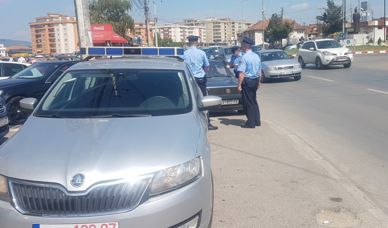 Policia në Prizren në aksion për lirimin e trotuarëve, kontrollimin e motoçikletave dhe përdorimi i telefonit gjatë ngasjes