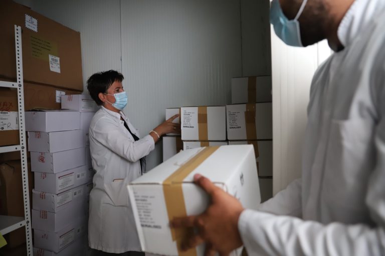 Vjen donacioni norvegjez me 182.900 vaksina Astra Zeneca në Kosovë