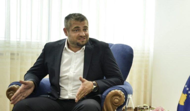 Djali i Ukshin Hotit në takimin e parë zyrtar pret familjarët e personave të zhdukur