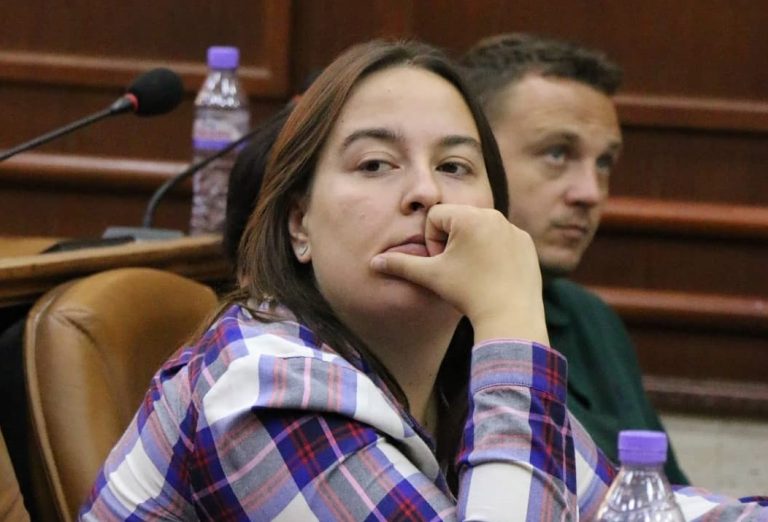 Kuvendarja Bushrani: Asambleistja Dafina Alishani dje u përballë me fyerje nga kryetari Totaj