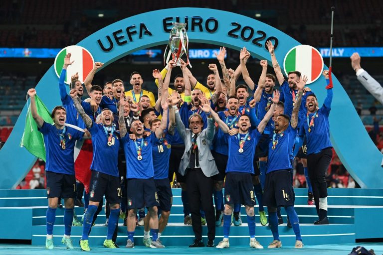 Emocione e krenari, momenti kur Italia e ngreh në qiellin e Londrës trofeun e Evropianit