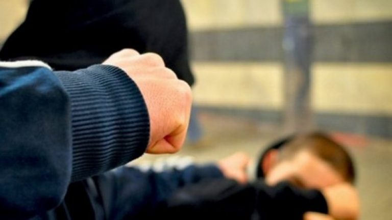 Rrahen fqinjët mes vete në Prizren, një i lënduar rëndë në fytyrë