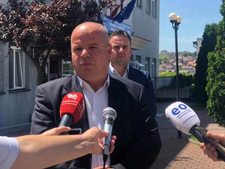 Smajl Latifi shkon në Kroaci, ngushëllon familjet e dy viktimave nga Rahoveci