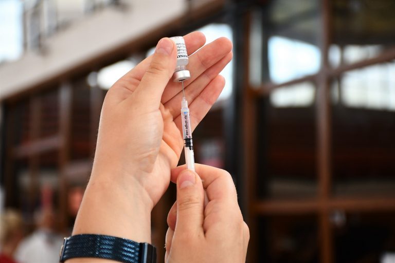 Pse qytetarët e Kosovës hezitojnë të vaksinohen?