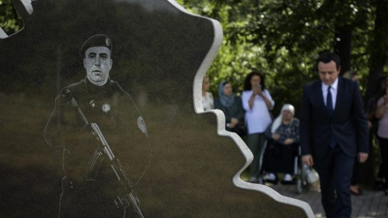 Kurti nderon Enver Zymberin në dhjetëvjetorin e rënies në krye të detyrës