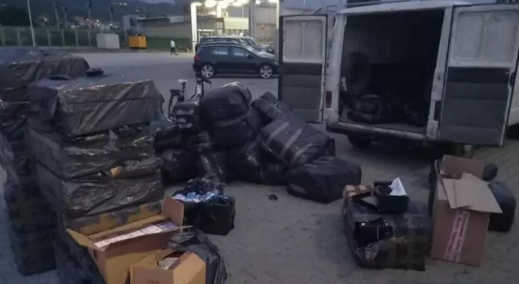 Në rrugën Zhur – Dragash, kapet kamioni që barte mallra të kontrabanduara