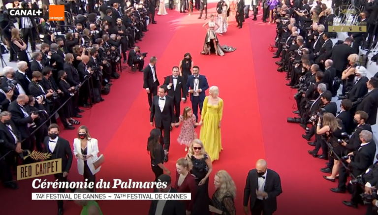 Kurti me gruan dhe vajzën parakalojnë në tapetin e kuq në Festivalin e Kanës