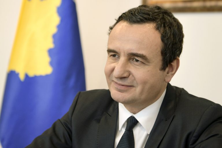 Kurti nga Greqia në Francë, merr pjesë në premierën e “Pa vend”