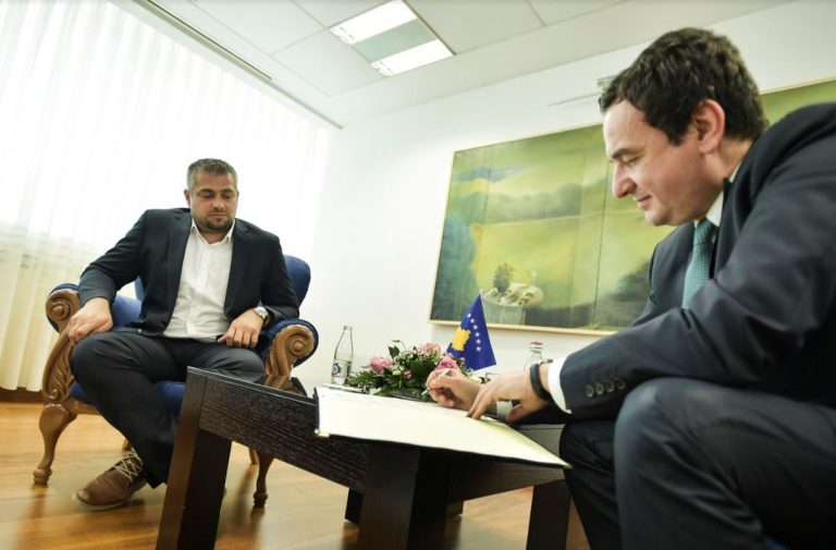 Andin Hoti: Politikisht jam në PDK, Kurti nuk më kërkoi të kaloja në LVV