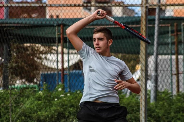Tenisti prizrenas, Arbin Koro, pas dy fitoreve kualifikohet në çerekfinale të turneut të tenisit në Podgoricë
