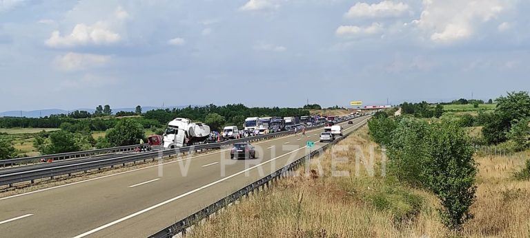 Bllokohet Autostrada “Ibrahim Rugova” për në Shqipëri