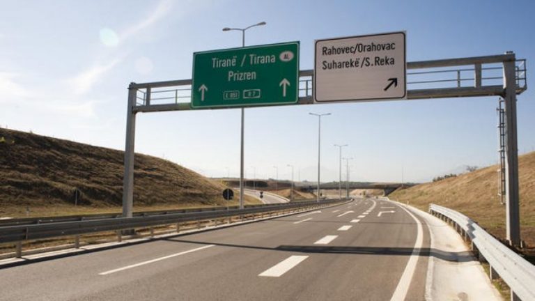 Në zonën 130 km/h, shoferi në Prizren zhvillon shpejtësi 237 km/h, gjobitet me 300 euro dhe për tre muaj i merret leja