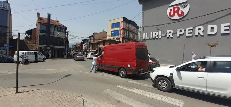 Shoqata Humanitare “Porta e mirësisë” shpërndanë ujë në rrugët e Prizrenit