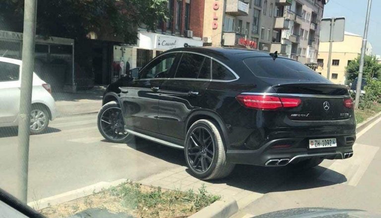 Mërgimtarin që e ktheu veturën në zebra në Prishtinë e denoncojnë tek policia zvicerane