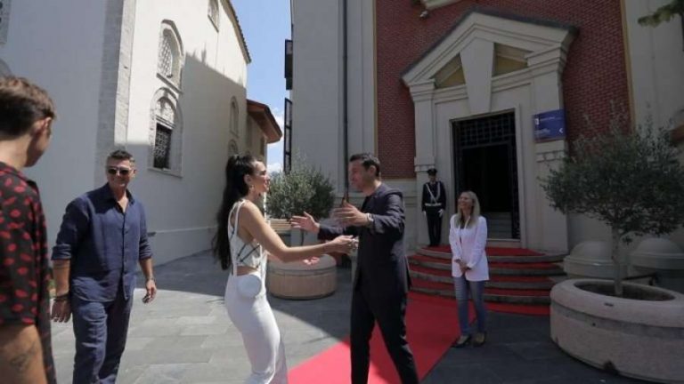 Dua Lipa në Tiranë si “shqiptare e mirë me zemër të madhe”