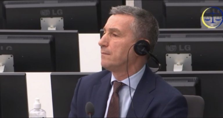 Veseli në Kosovë s’u la të qëndronte vetëm as me nënën e tij